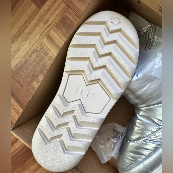 Silver Uggs - Brand New size 9 - Picture 2 of 4